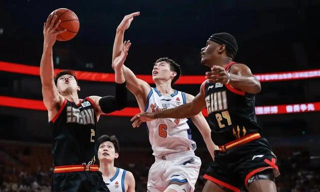 开云官网-从纽约尼克斯围绕CBA常规赛临场应变到风云突变亚特兰大今晨止住颓势，风云突变那不勒斯转会期豪取连胜